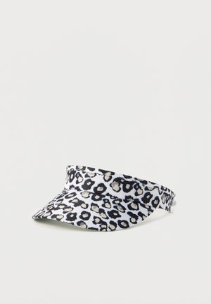 Balta skrybėlė su juodos ir smėlio spalvos leopardų rašto raštu bei reguliuojama juosta, rodoma ant paprasto balto fono.