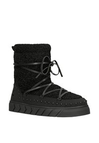 Bottine en tricot noir à lacets, avec des accents cloutés le long de la semelle et un dessus texturé et doux pour garder les pieds au chaud.