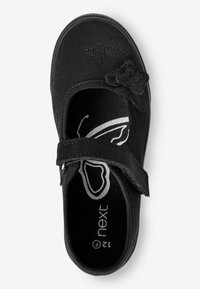 Chaussure Mary Jane en tissu noir avec une bande velcro, ornée d'un accent en forme de papillon et d'une doublure intérieure lisse présentant un motif de papillon.