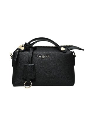 Borsa a mano in pelle nera con texture, manico superiore, chiusura con cerniera, targhetta pendente con anello metallico e logo "GAELLE PARIS" in lettere argento.