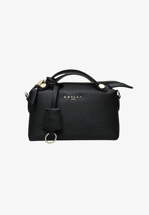 Borsa a mano in pelle nera con texture, manico superiore, chiusura con cerniera, targhetta pendente con anello metallico e logo "GAELLE PARIS" in lettere argento.