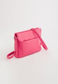 Růžová syntetická crossbody taška s plochým designem, nastavitelným popruhem a přední kapsou. Hladký povrch a minimalistický styl.