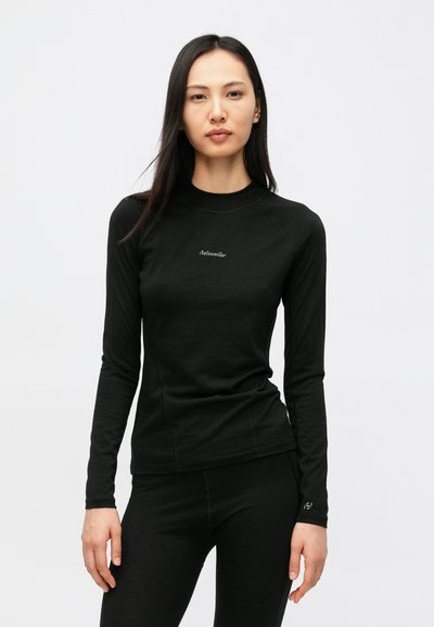 Top atletico nero a maniche lunghe realizzato in tessuto elasticizzato, con collo alto, design aderente e dettaglio logo sottile sul petto.