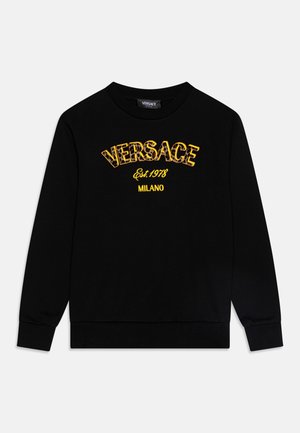 Sort sweatshirt med rund halsudskæring. Har gul leopardprint "VERSACE Est. 1978" tekst i en buet design. Manchetærmer og kant.
