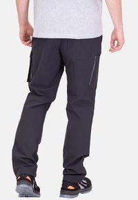 Schwarze Cargo-Hosen aus leichtem Material, mit mehreren Taschen, lässiger Passform und reflektierenden Akzenten an den Seiten.