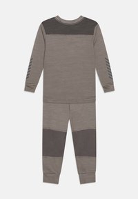 Grijze pyjama set bestaande uit twee delen, met een textuur bovenstuk met donkergrijze strepen op de mouwen en bijpassende onderstukken met kleur-geblokkeerde patronen.