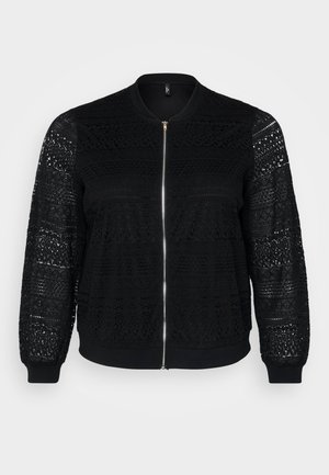 Veste bomber noire avec des détails en dentelle, fermeture éclair, poignets et ourlet côtelés, présentant des motifs intriqués sur les manches et le panneau avant.