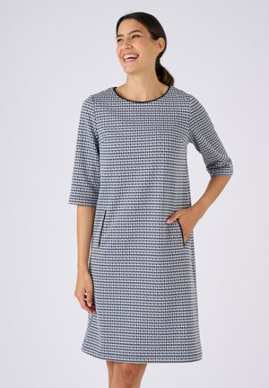 Robe à carreaux bleus et blancs avec manches trois-quarts, encolure arrondie et poches latérales. Tissu lisse avec une silhouette ajustée.