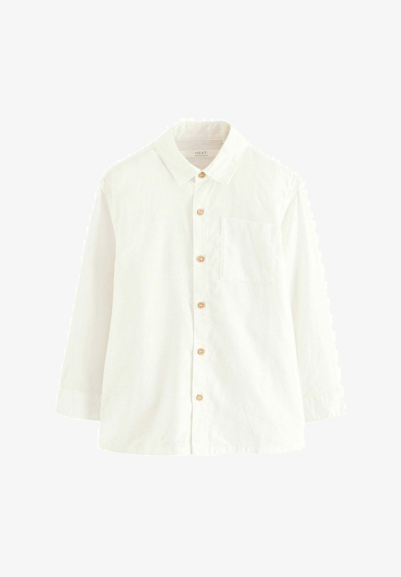 Chemise blanche à manches longues en tissu léger, avec un devant boutonné, un col rond, une poche poitrine unique et des boutons en bois.