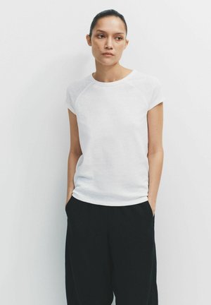 THE SET, REGULAR FIT - 5 PACK RAGLAN SLEEVE T-SHIRTS . - Základné tričko - black/chocolate brown/taupe brown/cream white