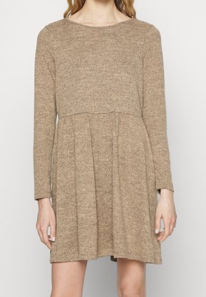 Stickad klänning - light brown