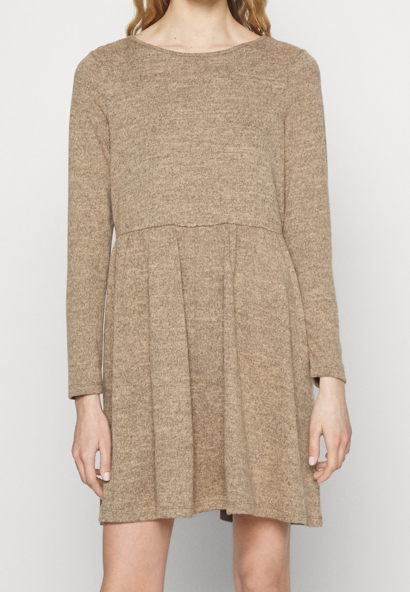 Braunes Langarmkleid aus einem weichen, strukturierten Stoff. Mit ausgestellt Rock, rundem Ausschnitt und gerafftem Taillennaht. Schlichtes, minimalistisches Design.