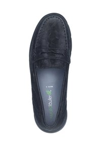 Schwarzer Slipper mit strukturierter Oberfläche, die ein Muster zeigt, und einer gepolsterten Innensohle. Verfügt über eine runde Zehenpartie und elastische Akzente für einfaches An- und Ausziehen.