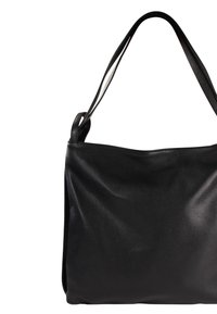 Zwarte lederen tote bag met een gestructureerd oppervlak, zachte vorm en dubbele schouderbanden. Beschikt over een eenvoudig, niet-versierd ontwerp.