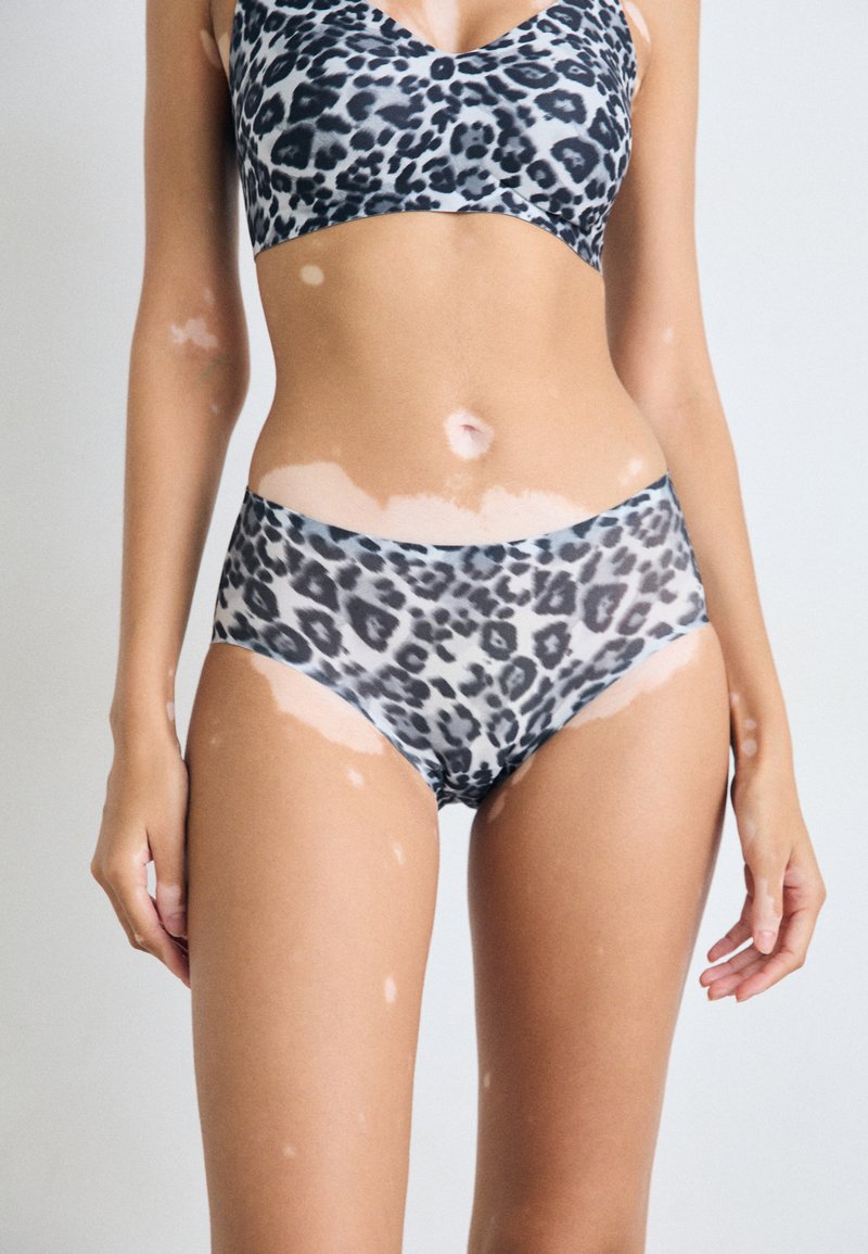 Leopardprint beha en hooggesneden ondergoed set, met een gladde stof, zachte randen en een rekbare pasvorm in tinten van grijs en zwart.