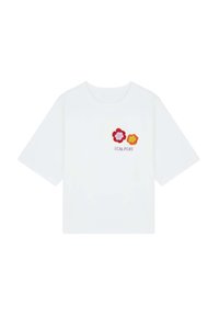 T-shirt bianca in cotone con maniche corte, decorata con fiori ricamati rossi e gialli sul lato sinistro del petto e la parola "SCALPERS" sottostante.