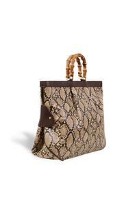 Jute tas met een bruin slangpatroon, donkerbruine leren afwerking en gebogen bamboe handvatten op een witte achtergrond.