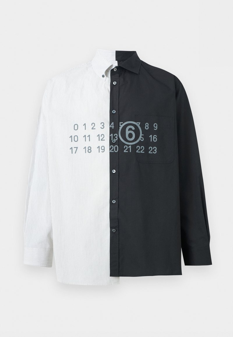 Hemd mit der linken Hälfte in Weiß mit dünnen Streifen, der rechten Hälfte in einfarbigem Schwarz, geknöpft vorne, Brusttasche auf der schwarzen Seite und mit Kalenderzahlen überlagert.