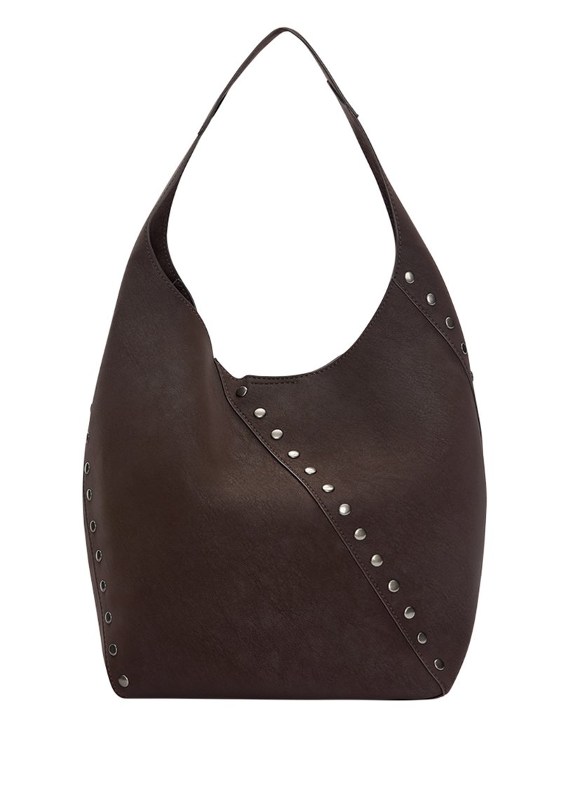 Sac hobo en cuir marron de forme incurvée, doté de clous en métal argenté le long d'une couture diagonale. Texture douce et une seule bandoulière.