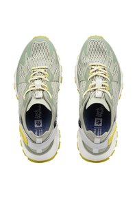 Scarpe da ginnastica verde chiaro con tomaia in mesh, accenti gialli, suola intermedia bianca e suola in gomma texturizzata. Visibili lacci e dettagli del logo.