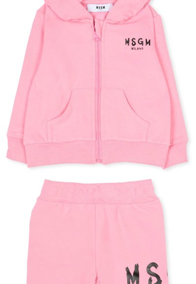 Roze katoenen hoodie met rits, voorzien van twee zakken en "MSGM" op de borst; bijpassende roze broek met "MSGM"-afbeelding op het been.