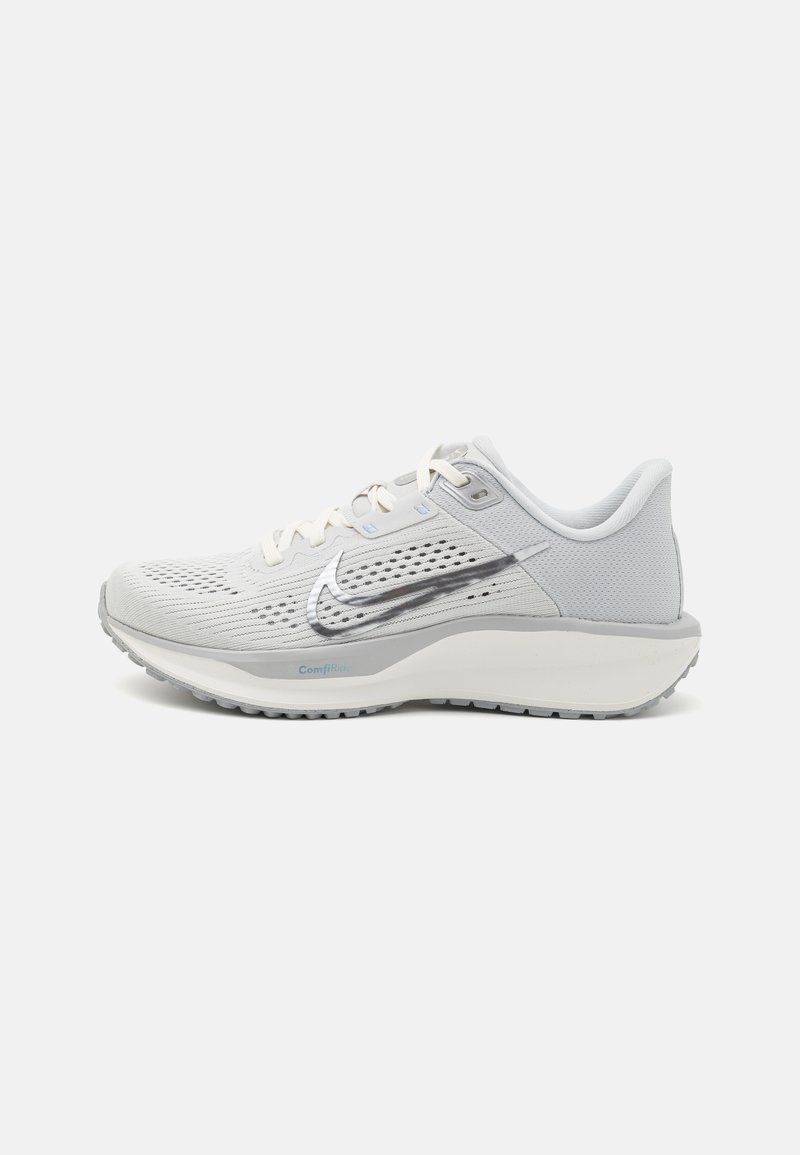 Nike Performance QUEST 6 - Tenisice za cestovno trčanje - photon dust/smoke grey/psychic blue/white/echo pink/sail