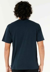 Camiseta de color azul marino hecha de una tela suave, con un cuello redondo clásico y mangas cortas, con un dobladillo recto y sin gráficos visibles.