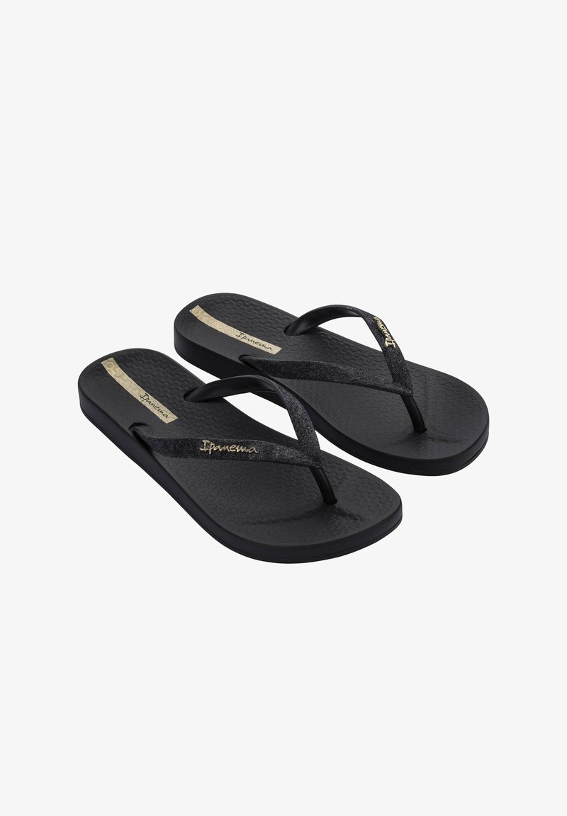 Zwarte flip-flops met een textuur op de zolen, voorzien van glanzende zwarte banden en een metallic gouden logo-accent. Duurzaam ontwerp geschikt voor casual kleding.