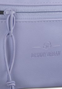 Pochette in finta pelle viola con superficie texturizzata, dotata di chiusura con zip, cordoncino decorativo e marchio in rilievo "JOHNNY URBAN".
