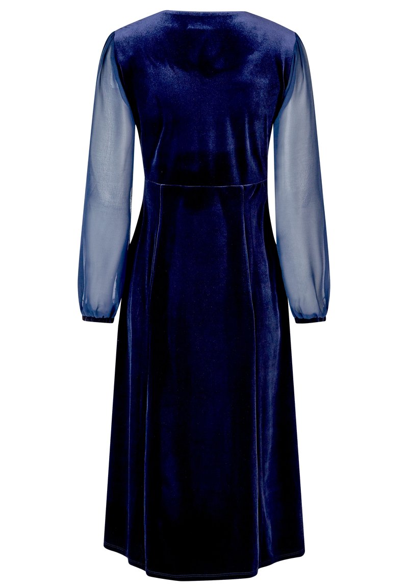 Samtkleid in dunkelblau mit glatter Oberfläche. Lange durchsichtige Ärmel und taillierte Passform, fließendes Rockdesign und subtile Stickdetails.