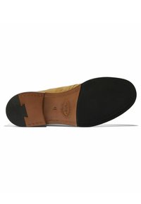 Potplat smeđih kožnih cipela s teksturiranim crnim gumenim slojem, laganog dizajna s oznakom veličine 42 na ulošku.