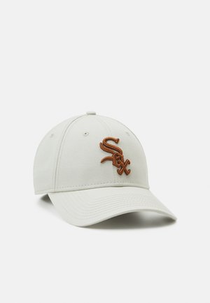 Light beige baseball cap with a structured crown and a curved brim, featuring an embroidered brown logo at the front.