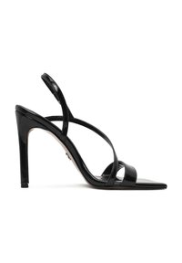 Zwarte lakleren sandalen met hoge hakken en een spitse neus, voorzien van meerdere slanke banden en een strakke, glanzende afwerking.