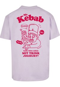Šviesiai purpurinė medvilninė marškinėliai su raudonu grafiku, vaizduojančiu šefą, laikantį kebabą, su raudonais užrašais ir akcentais, įskaitant "Mr. Kebab" ir "24/7."