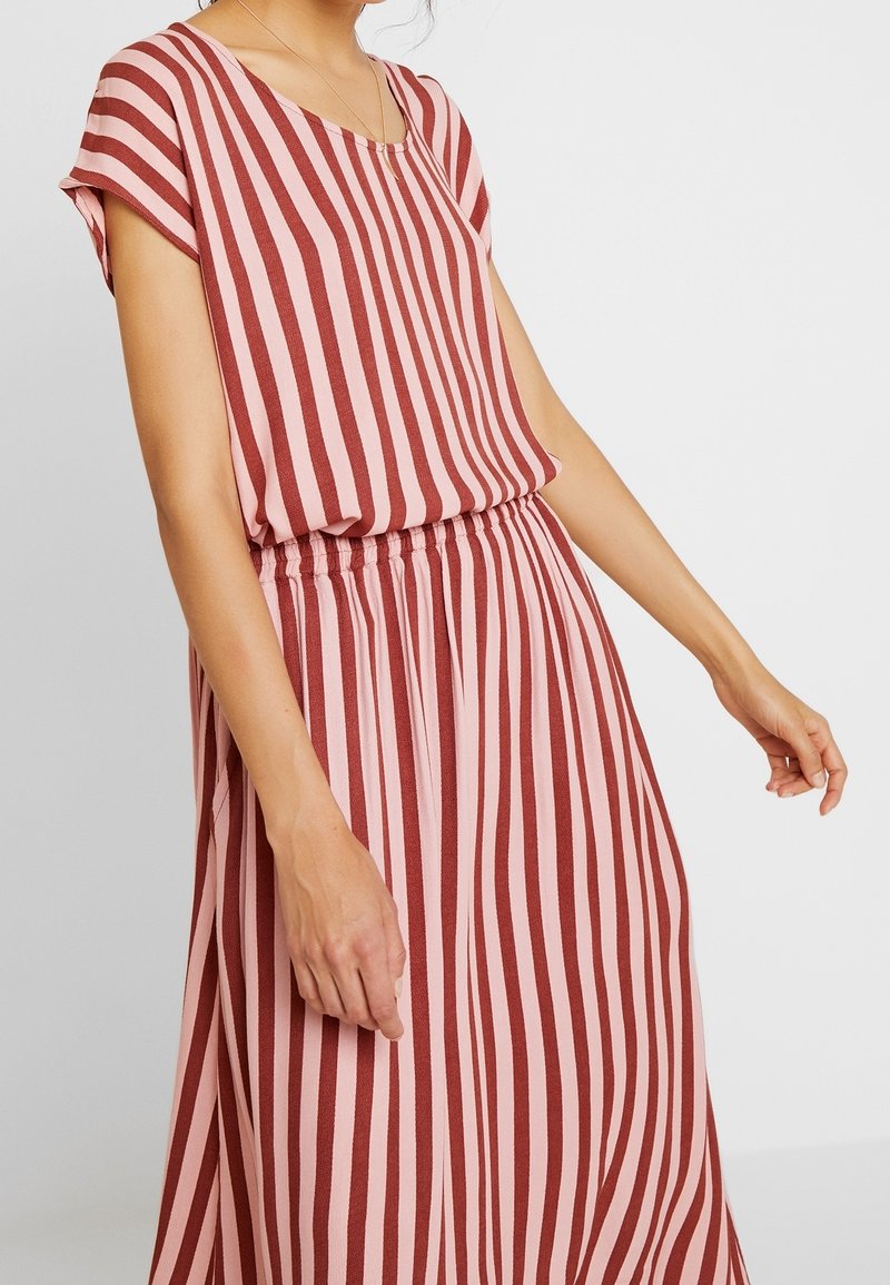 Vestido a rayas rojas y rosas con manga corta, cintura elástica y escote redondeado. Tejido ligero con una silueta fluida.