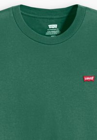 Groen katoenen t-shirt met een ronde hals, een gestructureerd oppervlak en een klein rood Levi's-logo aan de linkerkant van de borst.