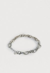 Sudraba ķēdes aproce ar teksturētu ovālu saitēm un mazām gludām riņķiem, aprīkota ar omāru aizdari un regulējamu pagarinājuma ķēdi.