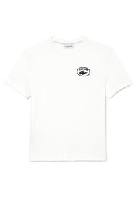 Vit kortärmad Lacoste T-shirt med rund hals och liten svart Lacoste-logotyp på vänster bröst.