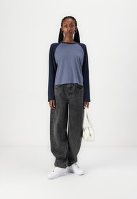Hollister Co. Easy Long-Sleeve Raglan T-Shirt - Majica z dolgimi rokavi - navy blazer/grisaille