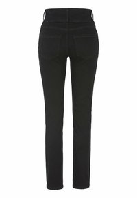 Mustat farkut, joissa on kapea malli, suorat lahkeet, keskipituinen vyötärö ja kaksi takataskua. Siisti muotoilu, ilman näkyvää metalliosaa tai koristeita.