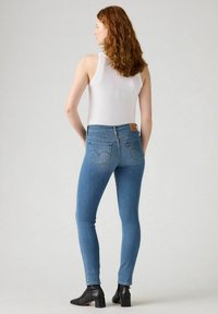 Levi's® SHAPING PATTER - Vaqueros pitillo - soft clean white