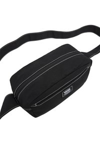 Borsa a tracolla nera in tela con doppia chiusura a zip, dettagli in cucitura bianca, forma piatta e tracolla regolabile. Include il logo Vans in patch.