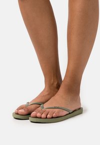 Roxy VIVA - Sandálias em T - army green