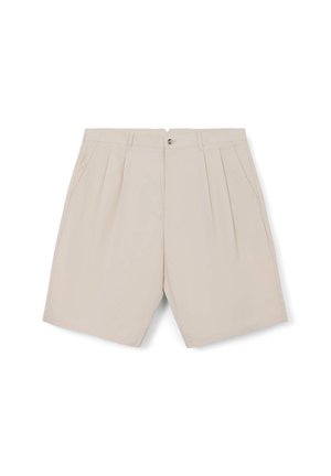 Shorts plissés beiges avec fermeture à bouton, dotés de poches latérales, d'une texture lisse et d'une coupe décontractée.