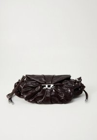 Rjava usnjena torbica z nabranimi naborki in srebrnim okrasjem v sredini. Ima zapiranje z vezalko.