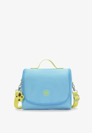Sac à épaule rectangulaire bleu clair avec une bandoulière jaune, une poignée supérieure et un porte-clés en peluche attaché sur le côté.
