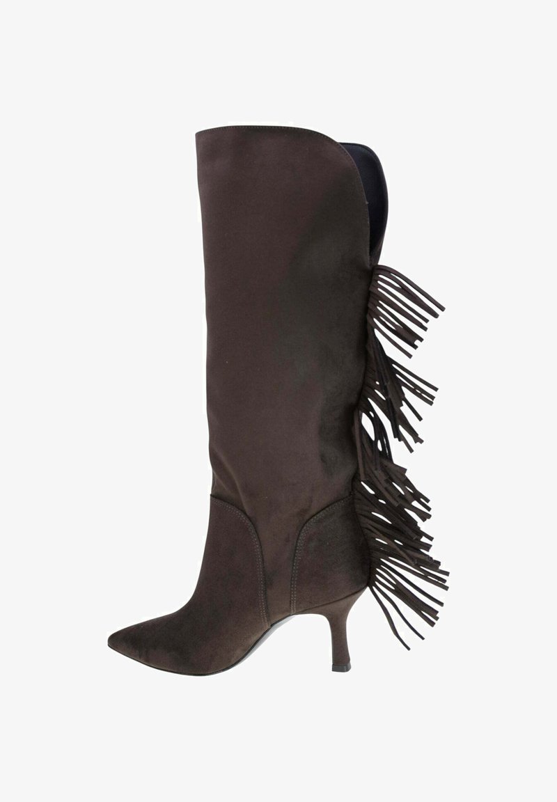 Stivale al ginocchio in camoscio marrone scuro con punta appuntita, tacco basso e frange decorative sul retro.
