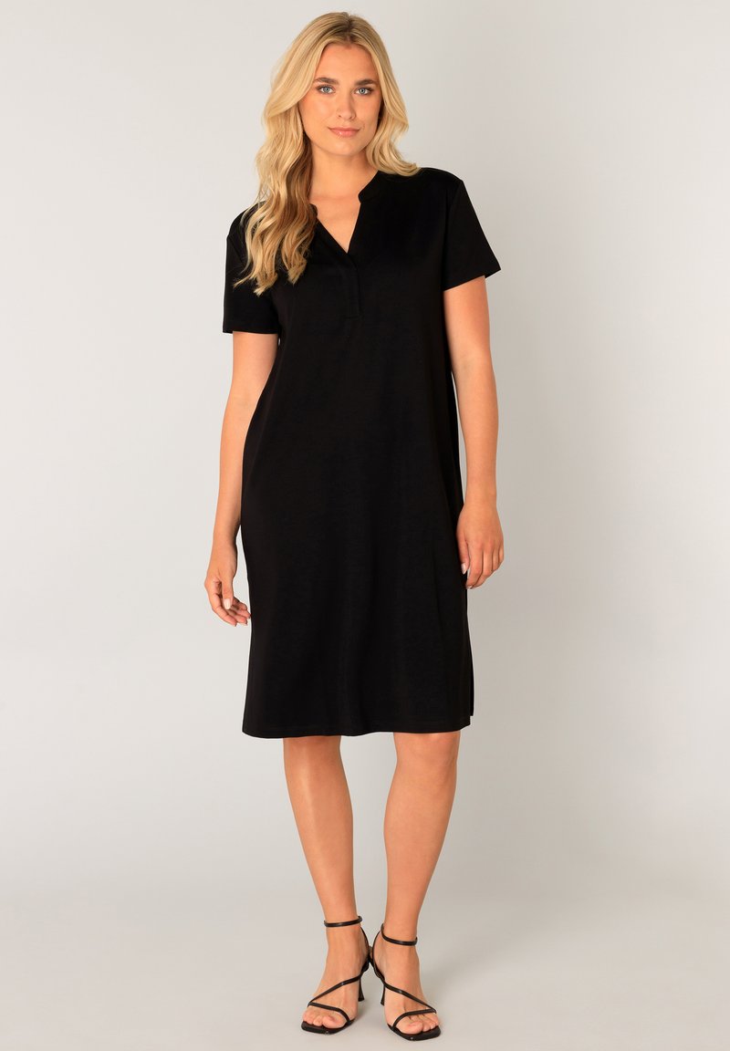 Zwarte jurk met korte mouwen en een V-hals, gemaakt van zachte stof, met een ontspannen pasvorm die net boven de knie valt.