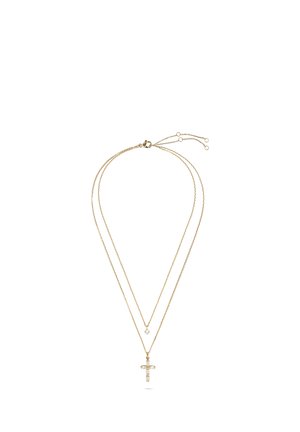 Doppelt geschichtete Goldkette mit einem kleinen Kristallanhänger an der kürzeren Kette und einem größeren Kristallkreuzanhänger an der längeren Kette.