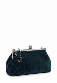 Petit sac pochette plissé vert foncé avec cadre métallique argenté, fermoir en strass et courte chaîne argentée comme poignée.